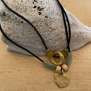 Choker necklace with green and gold